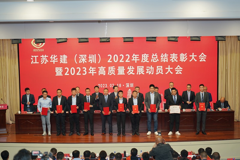 先进个人合影.JPG